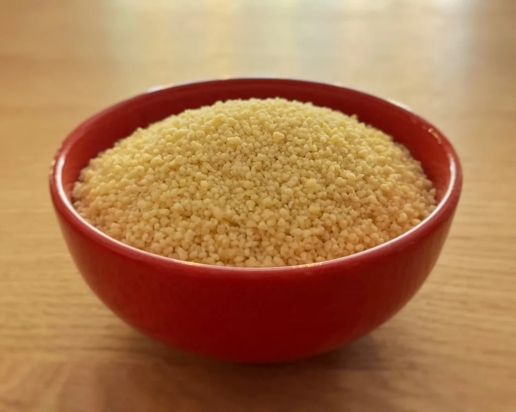 Cous cous sfuso in ciotola rossa — Antica Spesa Torino